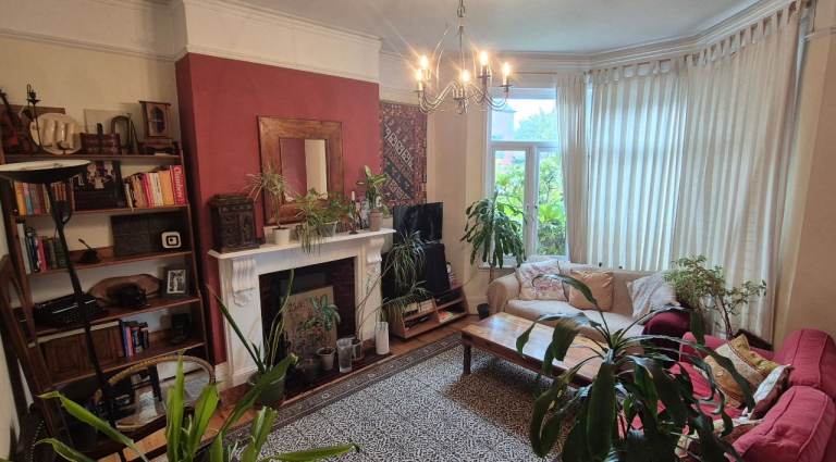 Charming room in a clean, quiet home. Next to tube, N2 safe area