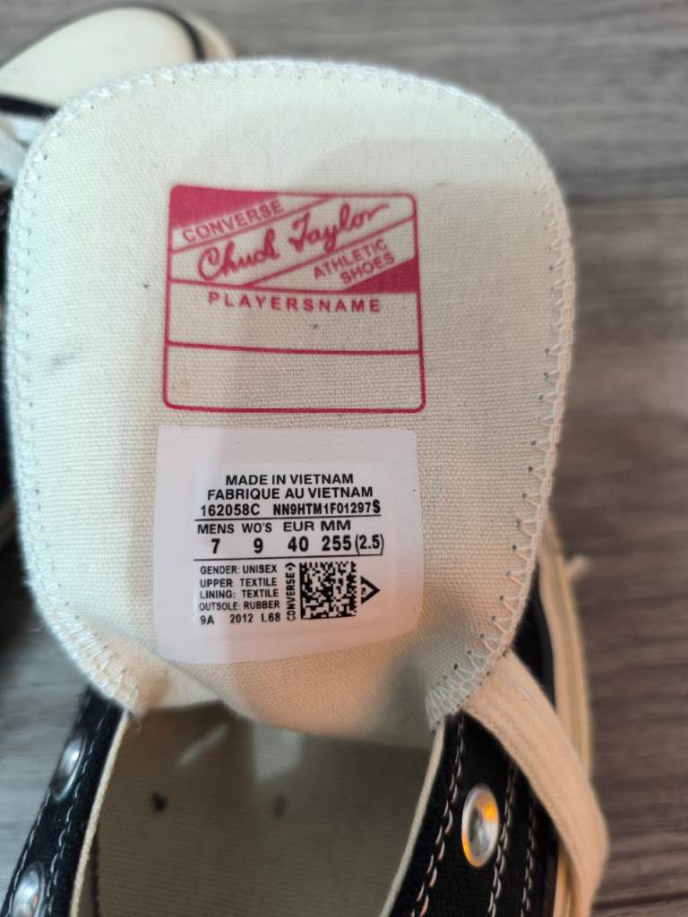 Converse shoes size 7 brand new 