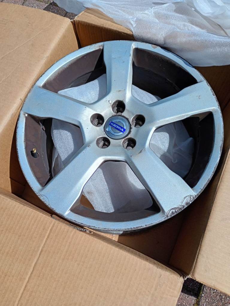 Genuine Volvo Alloy Wheel - Part No. 31202587