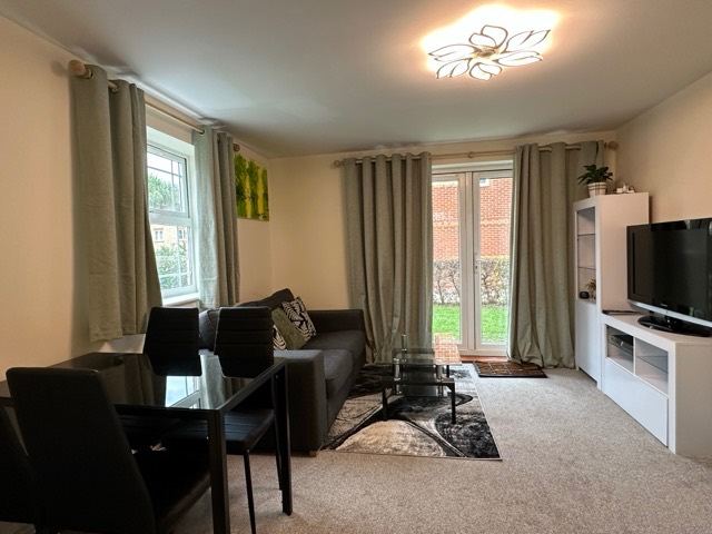 Spacious double room with en-suite in Eastleigh, SO50 