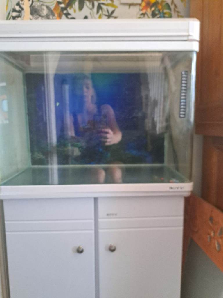 White Fish Tank with Cabinet – Good Condition