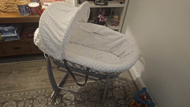 Moses basket with stand 