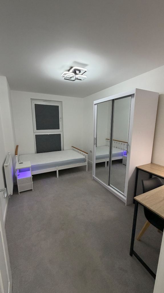 Double bedroom near Chelmsford city and station