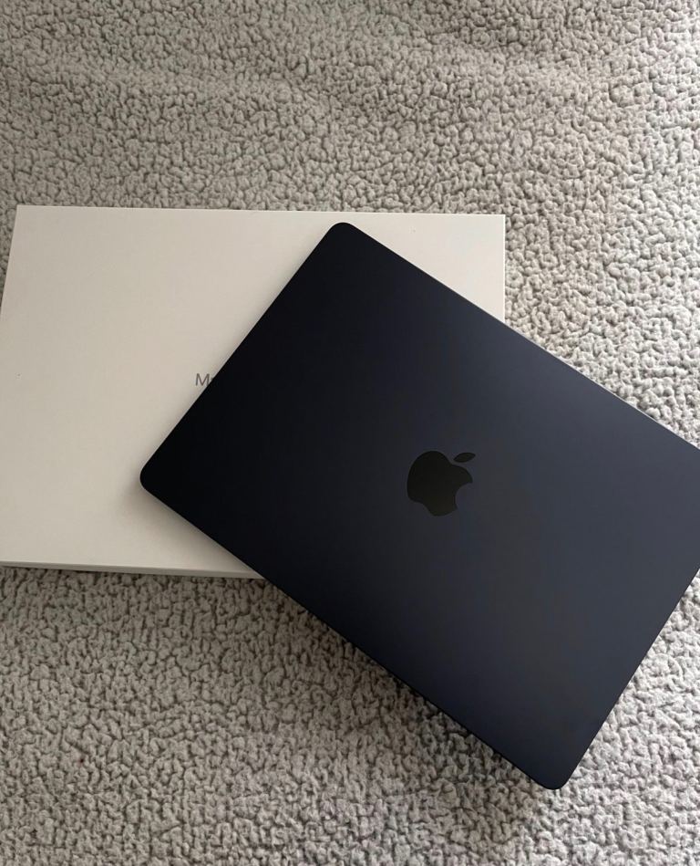 Machook air M4 16 256gb midnight 