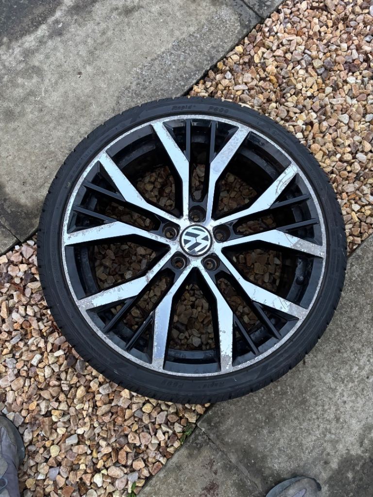 Genuine VW Volkswagen Santiago Wheel with nearly new 225 35 19 Tyre 