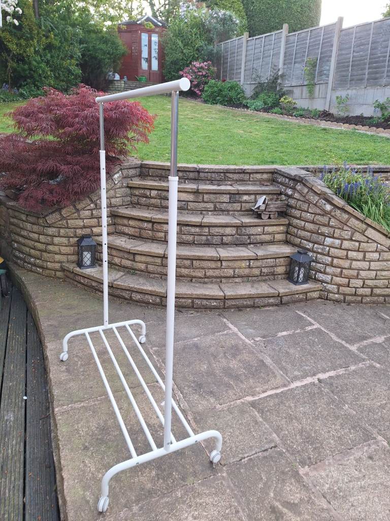 2 Clothes rack 