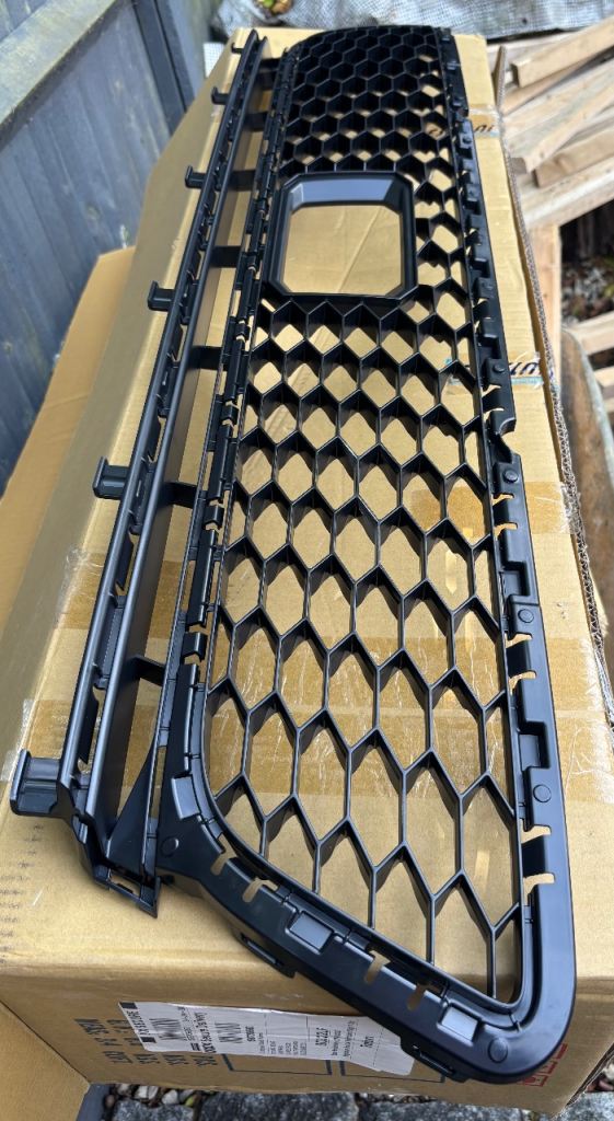 VW Golf 2016 Front Grill &Lower Right Wings 