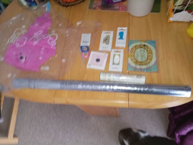 Balloons, balloon string and confetti 