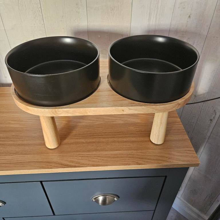 Large pet feeders 