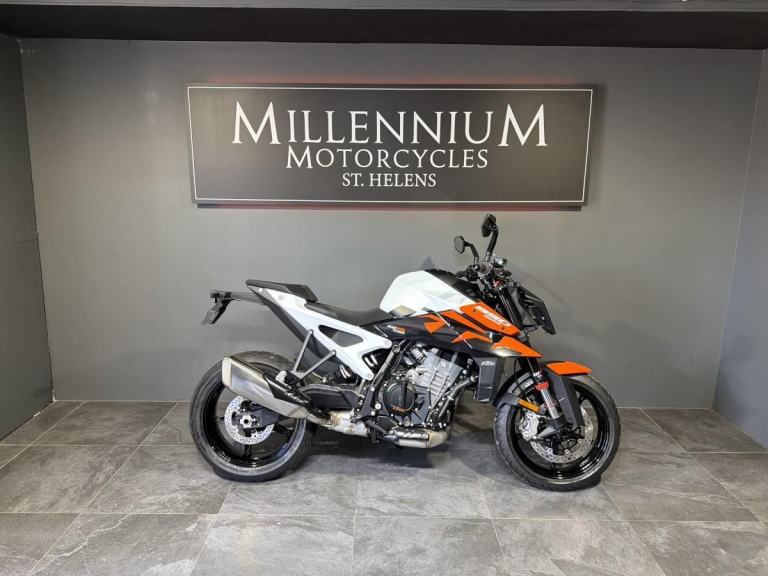 KTM 990 DUKE HIGH PERFORMANCE SUPER NAKED MOTORCYCLE