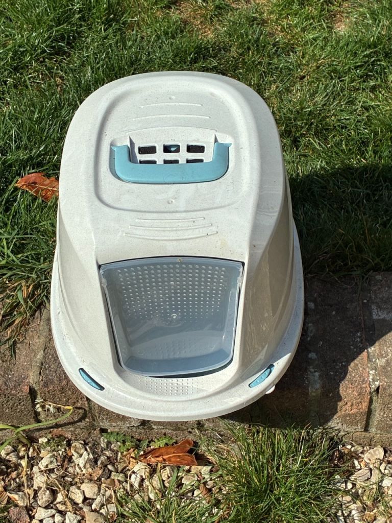 Small covered cat litter tray 