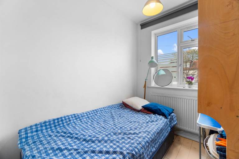 4 bed Terraced House with conservatory, parking and a big conversion, extension potential