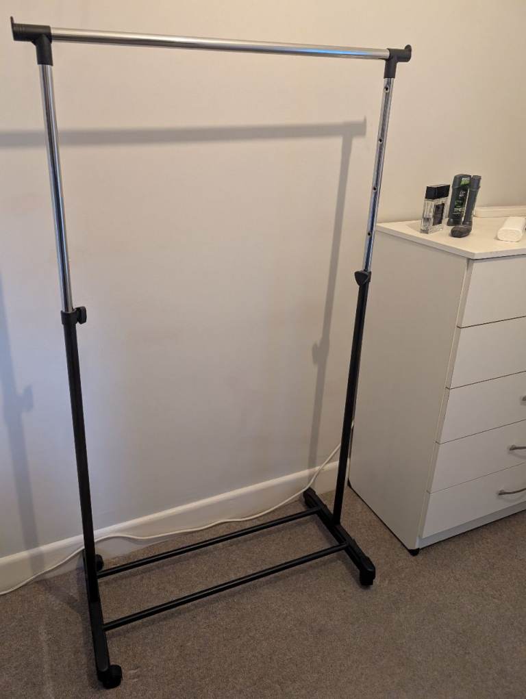 Clothing rail adjustable 