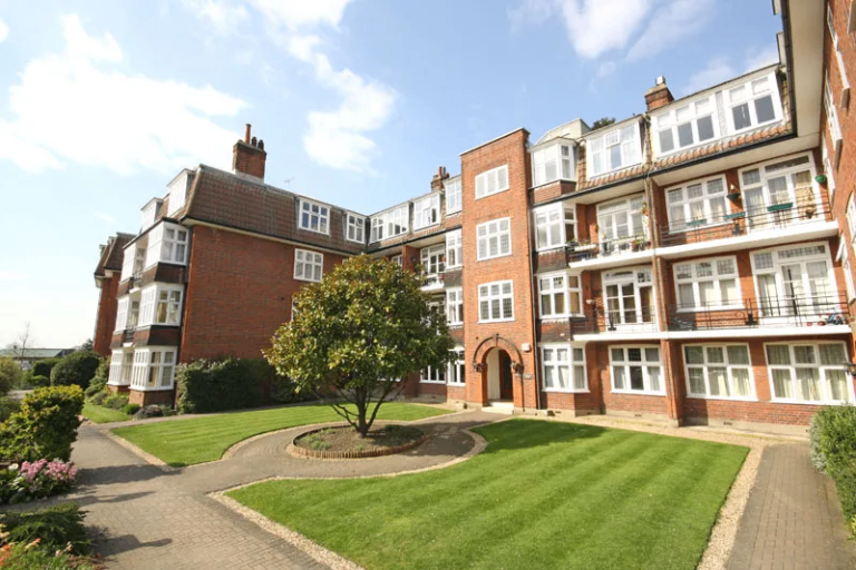 2-Bed Top Floor Apartment - Surbiton