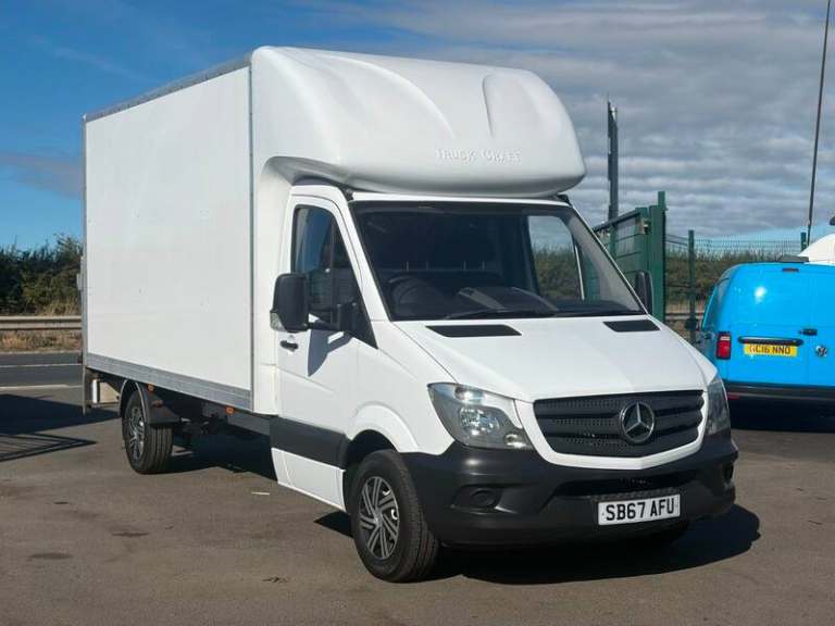 MERCEDES SPRINTER LUTON WITH TAILLIFT AND CRUISE CONTROL. 11,950 NO VAT