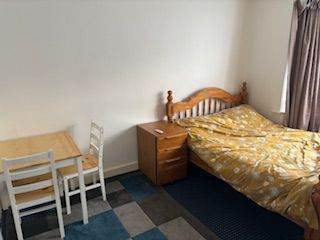 Double room for single FT employed person - No deposit – Cranford (Nr. Heathrow)
