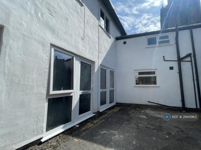 1 bedroom flat in Warburton Place, Atherton, Manchester, M46 (1 bed) (#2945963)
