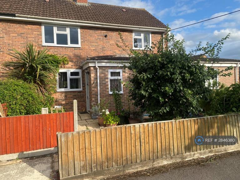 1 bedroom flat in Victoria Drive, Eastington, Stonehouse, GL10 (1 bed) (#2846380)