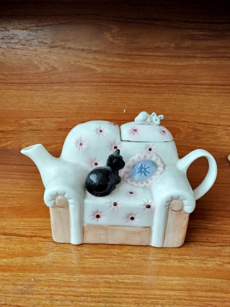 Novelty Sofa Teapot with Cats – White Ceramic, Good Condition