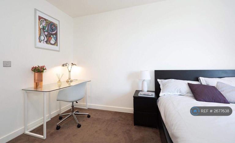 2 bedroom flat in Reminder Lane, London, SE10 (2 bed) (#2677638)