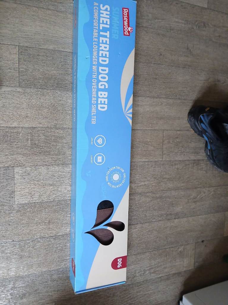 Rosewood sheltered dog bed