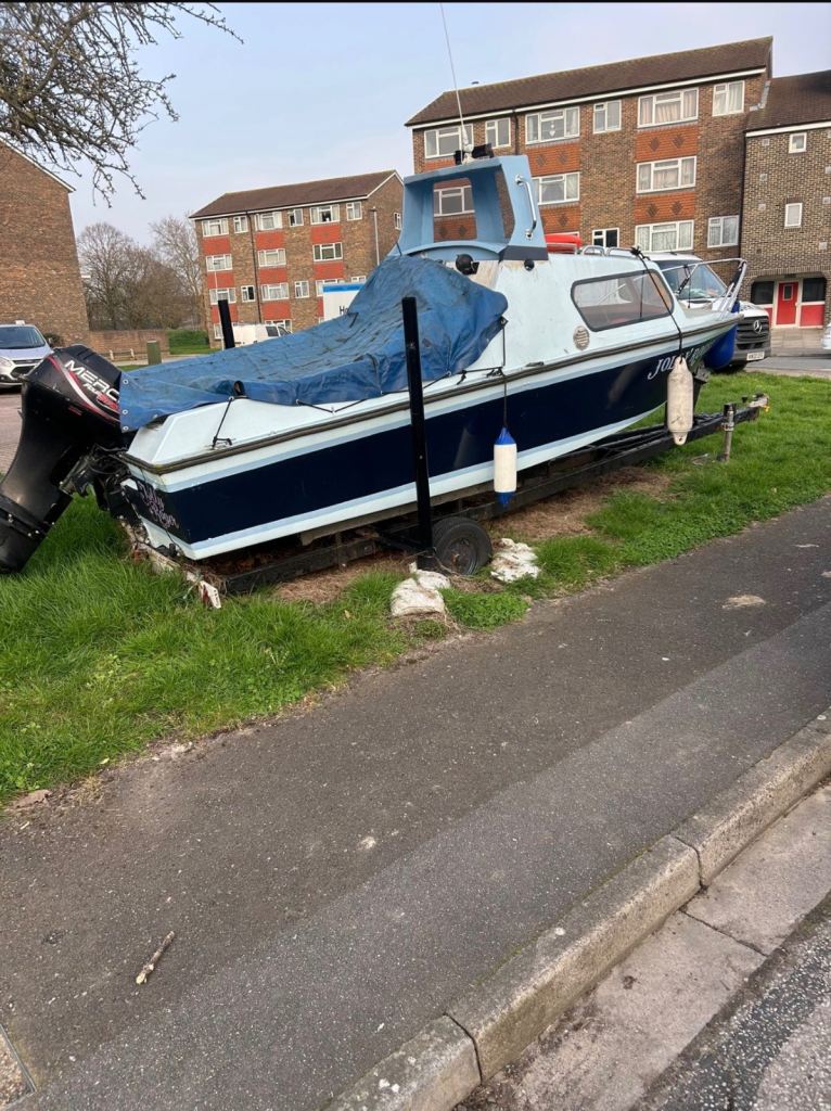 Sea boat - dory with extended top 
