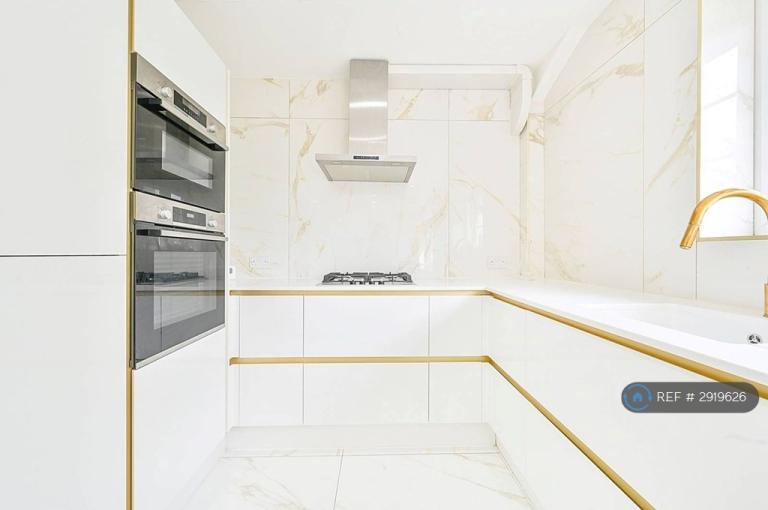 1 bedroom flat in Du Cane Road, London, W12 (1 bed) (#2919626)