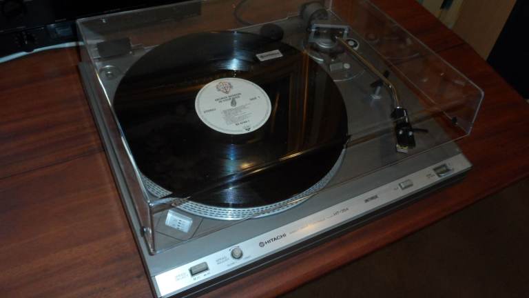 Turntable..Record Player...HITACHI HT-354...Excellent Condition