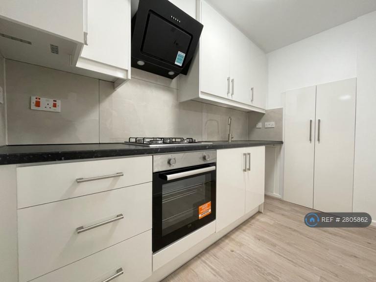 1 bedroom flat in Kesteven Close, Hainault, IG6 (1 bed) (#2805862)