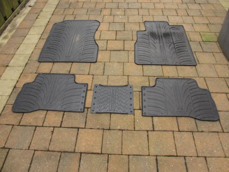 Genuine Honda CR-V Complete Set Of Rubber Floor Mats.