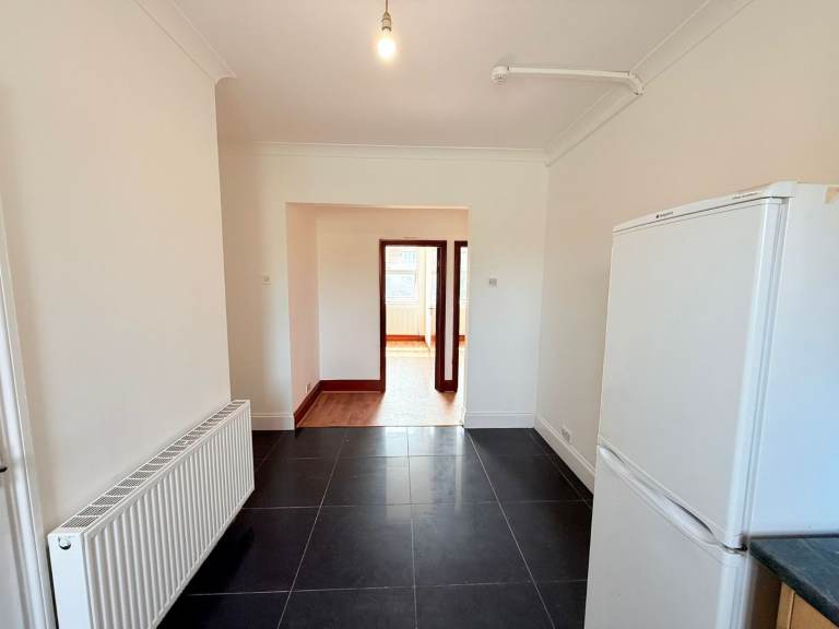 Newly Refurbished One Bedroom First Floor Flat available to let at Becontree Avenue Dagenham RM8, 