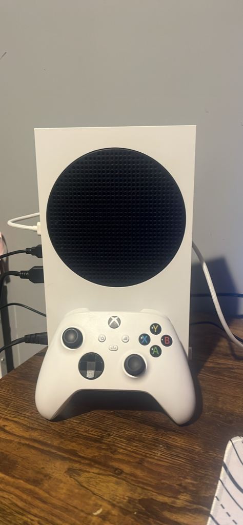 (Swaps for a gaming pc) Xbox Series S Console with White Controller