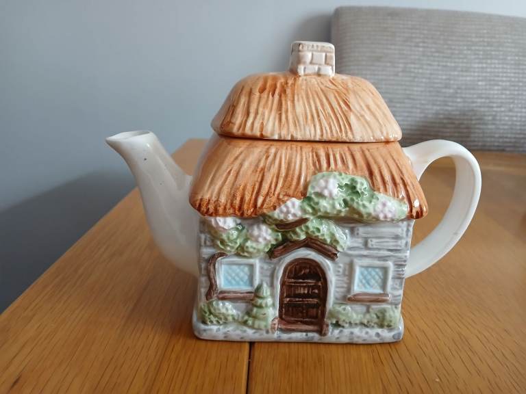 Cottage tea pot