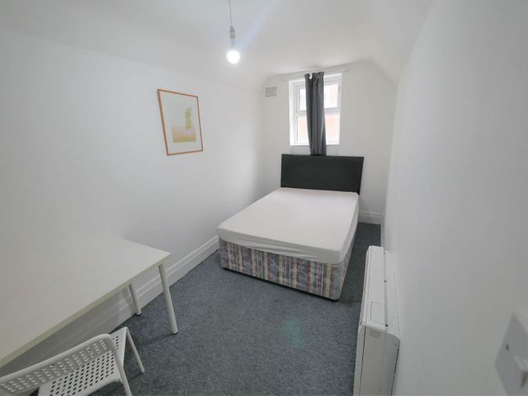 Medium-size double room to let in the heart of Bournemouth town centre.