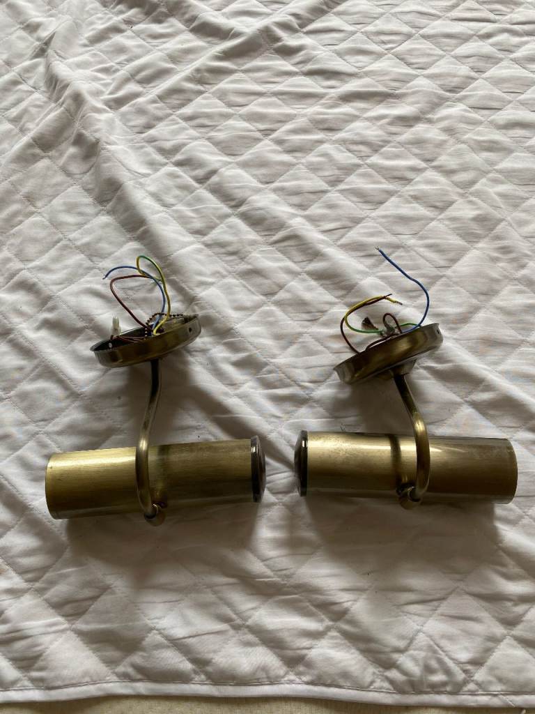 2 mural lamps iron and in good working condition