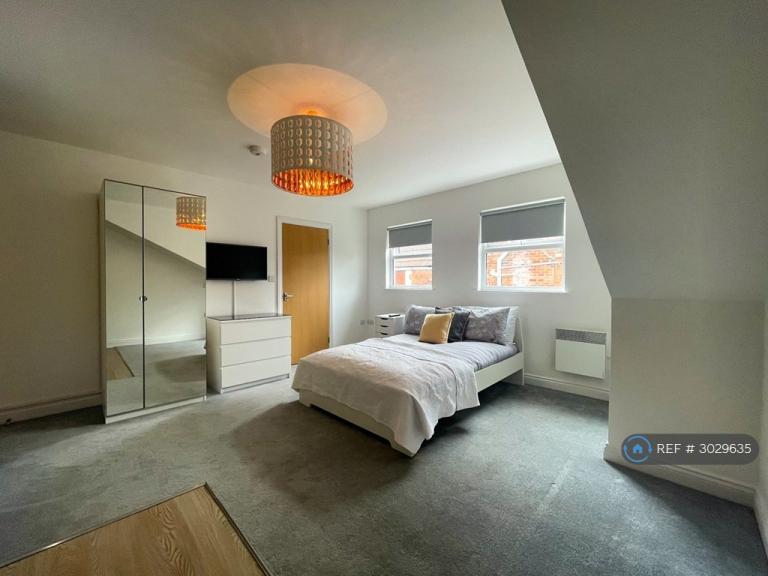 Studio flat in Victoria Road South, Southsea, PO5 (#3029635)