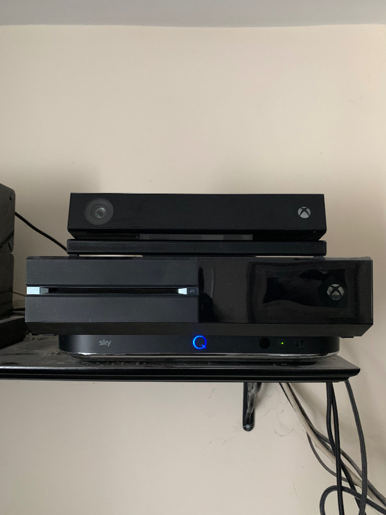 Xbox One 1TB Big Bundle Kinect/28Games/2pads/Headset £399