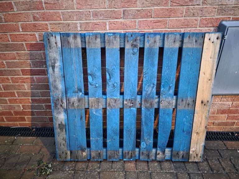 FREE: Blue Wooden Pallet for Collection - Great for DIY projects