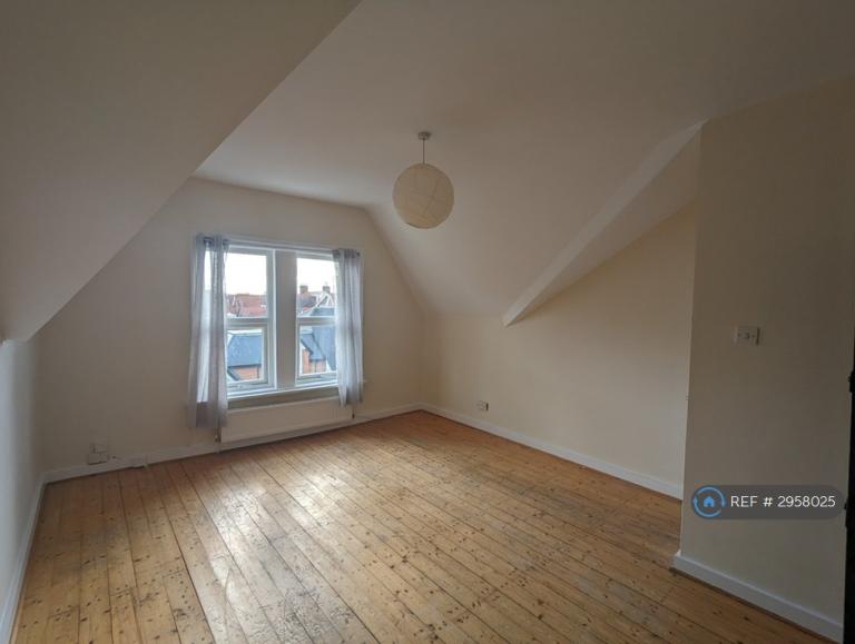1 bedroom flat in Salisbury Road, Southsea, PO4 (1 bed) (#2958025)