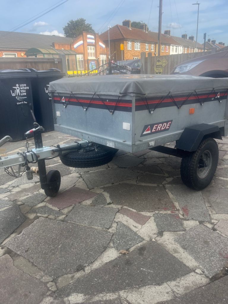 Clean small trailer with cover 