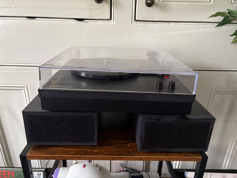 GREAT CONDITION FENTON RECORD PLAYER + Speakers