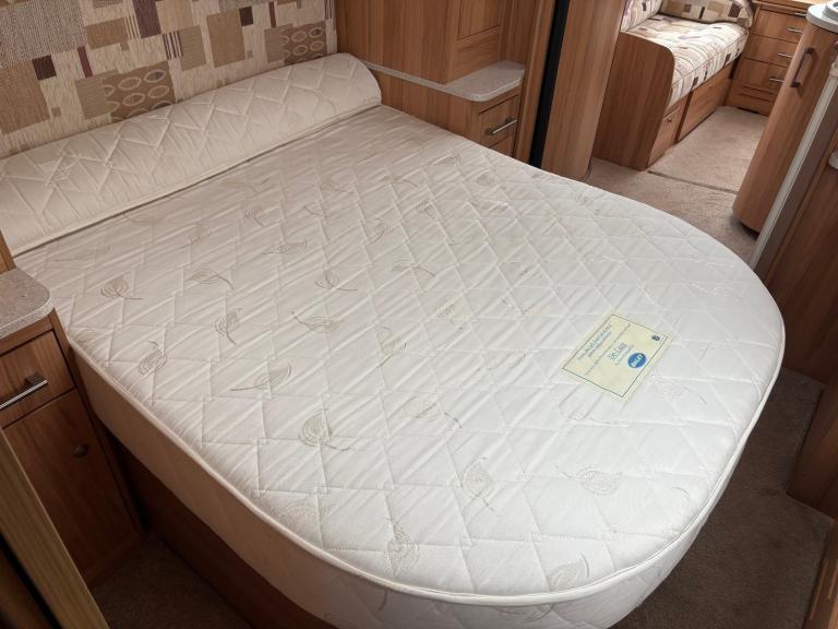  BAILEY UNICORN VIGO - FIXED TRANSVERSE ISLAND BED CARAVAN + MOTORMOVER 