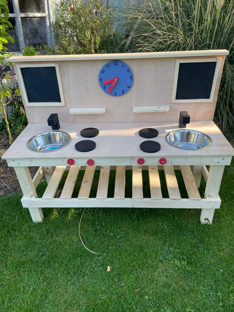 Child’s mud kitchen …new 