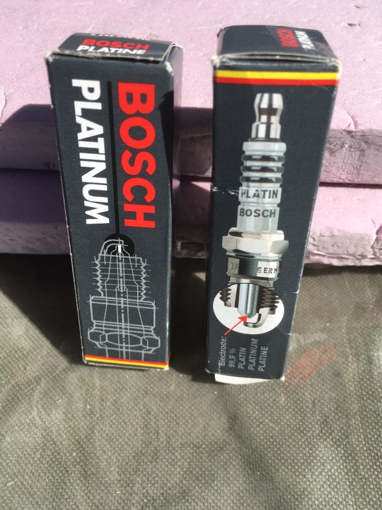 BOSCH FR 6 DP  0 242 240 530 Spark plugs (BMW R1100GS)