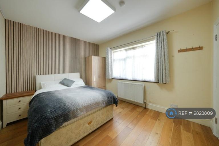 1 bedroom in Adrienne Avenue, Southall, UB1 (#2823809)