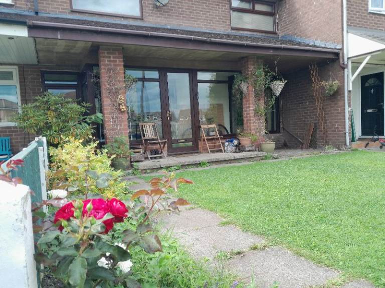 Double room to let for non smoking and working only