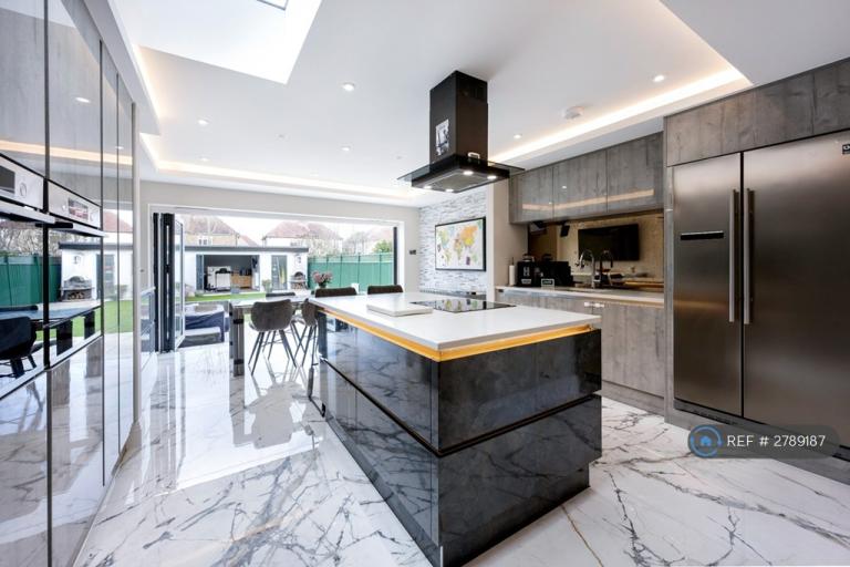 3 bedroom house in Burnham Avenue, Uxbridge, UB10 (3 bed) (#2789187)