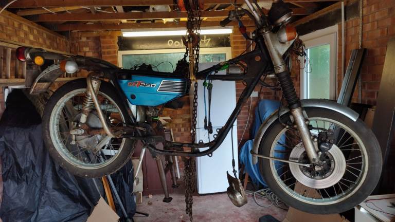 SUZUKI GT250 L (1974) None-Runner Spares or Repair (Includes 2x engines & much more) 