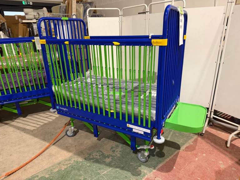 New Paediatric Electric Hospital Cot/Sidhil Inspiration Infant Cot/Mattress/Paediatric Bed
