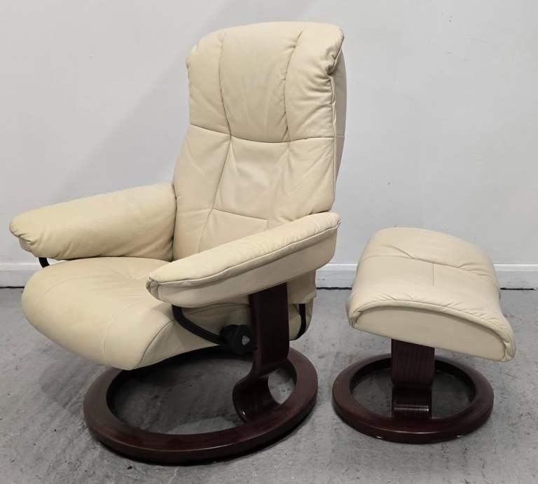 Ekornes Stressless Medium Leather Recliner Chair and Stool 3225